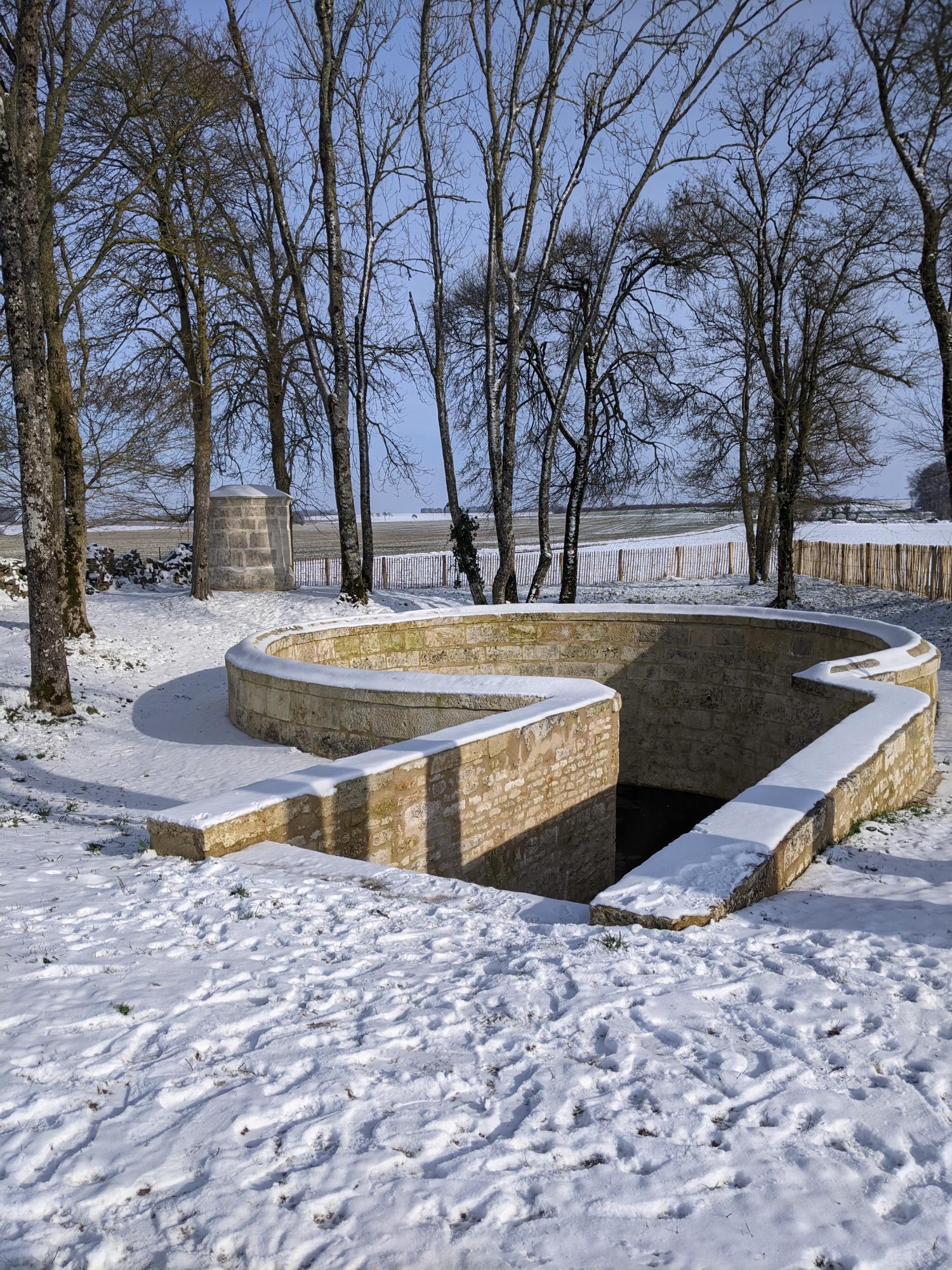 La fosse sous la neige